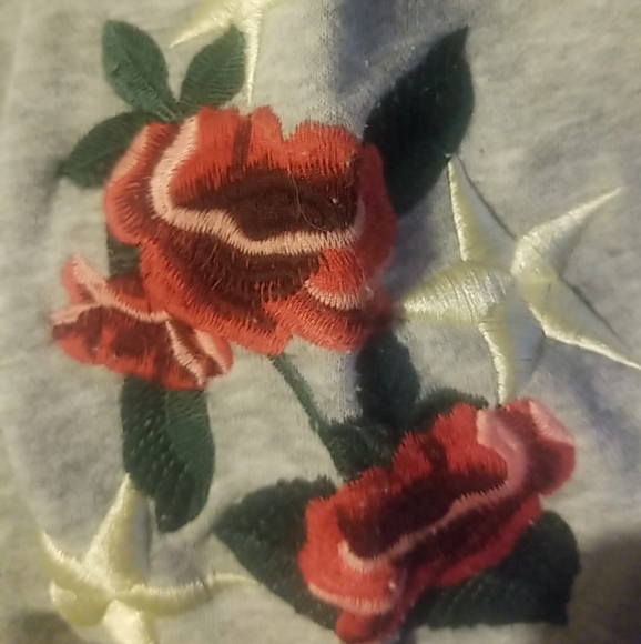Cropped Hoodie w Embroidered Roses - Picture 3 of 4